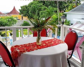 237 Bratton Ave - Bahía Montego - Balcón