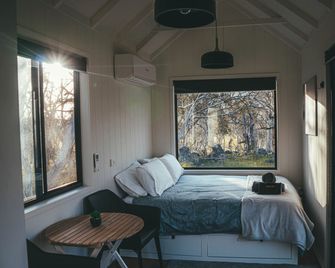 Big Yard Escapes - Two Off-Grid Tiny Houses on the Mowamba River - Crackenback - Habitación