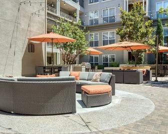 Upscale Pasadena 1BR w/ Gym & Clubhouse, nr Colorado Ave, by Blueground - Pasadena - Patio