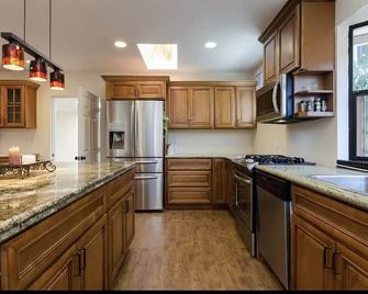 King &queen beds 4 B & 2 Ba, 2000 SF gated home in prestigious north Los Altos - Los Altos - Kitchen