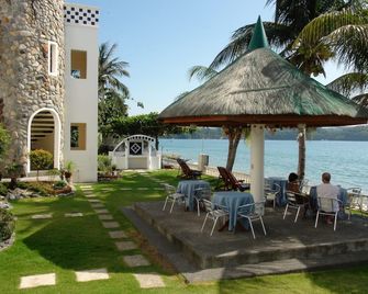 Squares Cafe and Apartments - Puerto Galera