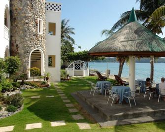 Squares Cafe and Apartments - Puerto Galera