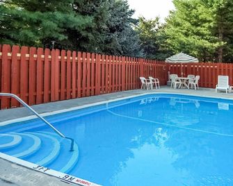 Quality Inn & Suites Holland - Holland - Piscine
