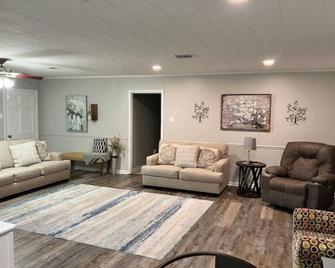 Cajun Properties- 3 bedroom 2.5 bath, bonus room - Scott - Living room