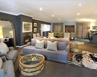 8A Grahamstown by The Oyster Collection - Grahamstown - Habitación