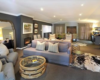 8A Grahamstown by The Oyster Collection - Grahamstown - Sala de estar