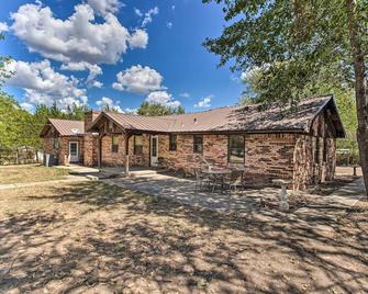 Lovely 'Anna Fink House' w/ Patio & Fire Pit - Atoka - Building