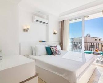 Leto Townhouse - Stylish spacious with private pool in the heart of the town - Kalkan - Bedroom