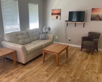 Cedar Grove Motel and Cabins - Qualicum Beach - Living room