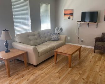Cedar Grove Motel and Cabins - Qualicum Beach - Salon