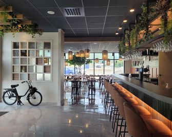 Best Western Coeur de Maurienne Hotel Restaurant & Spa - Saint-Jean-de-Maurienne - Bar