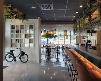 Best Western Coeur de Maurienne Hotel Restaurant & Spa - Saint-Jean-de-Maurienne - Bar