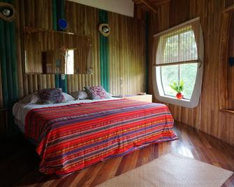 Artistic House ; Peaceful place in the Mountains. Close to Miramar, Puntarenas - Miramar - Bedroom