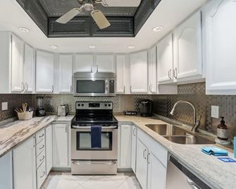 Chic Private Pool Home Minutes to Bonita Beaches - Bonita Springs - Kitchen