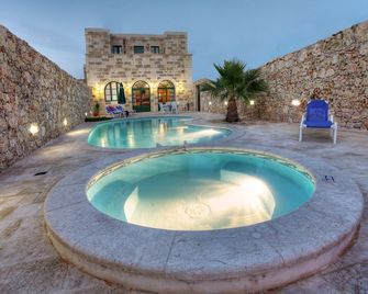A truly stunning semi -detac hed farmhouse with outdoor pool & heated indoorpool - Kerċem - Piscina