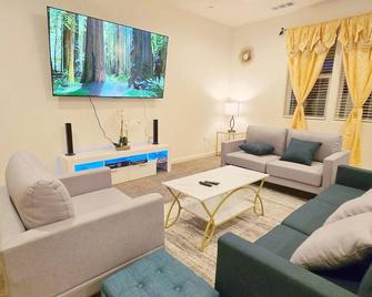 Sequoia Explorer's Retreat in Tulare, 3BDs/ 2.5 Baths, 5mins to Shopping Center - Tulare - Obývací pokoj
