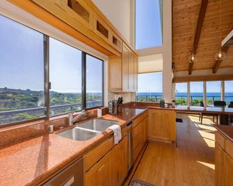 Unmatched Ocean Beach and Mountain Views Family-Friendly Retreat - Moss Beach - Kitchen