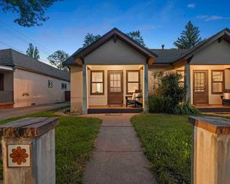 Stylish heart of Downtown Flagstaff Unit with HotTub - Flagstaff - Building