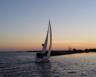 Bay Breeze Cottage - 4 Season Fully Outfitted Vacation Getaway! - Oconto - Playa