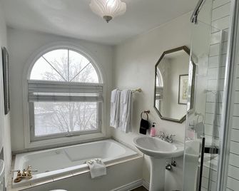 Inn at the Falls - Bracebridge - Baño