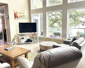 East Okoboji Luxurious Lakefront Vacation Home - 5 Bedroom -Sleeps up 18+ - Okoboji - Obývací pokoj