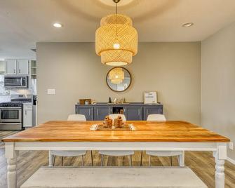 Peaceful riverfront home with enclosed yard - walk to the river - Liberty Hill - Dining room