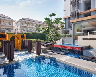 The Grass Serviced Suites - Pattaya - Piscina