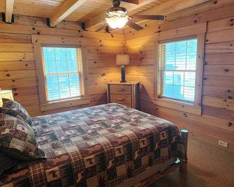 Sleepy Creek Cabin-High Speed Internet, Firepit, Screened in Porch - Berkeley Springs - Bedroom
