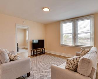 Hatboro Retreat: Steps From Shopping & Dining! - Hatboro - Living room
