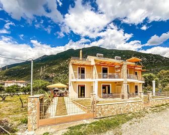 2 Bedroom Cozy Apartment In Nafpaktos - Nafpaktos - Building