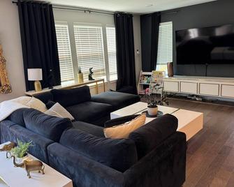 Luxury & Comfort 4-bedroom house with WiFi, GREAT for families & pets! - Raymore - Living room