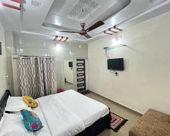 Private - 1 BHK Floor - Paddy's Luxurious Home Stay - Mount Abu
