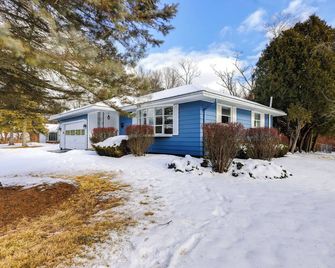 9 Mi to Lake George Village: Home in Queensbury - Queensbury - Building