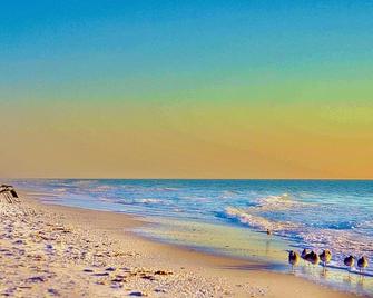 Historic Captiva PO Cottage Garden Suite Steps to Beach Casual Lux Décor - Jensen's 'On the Gulf' 7 - Captiva - Plaża