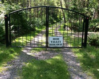 Private,Quiet,cabin,on 27 acres,w/ trails. near the Hoh Rain Forest Nat' l Park. - Forks