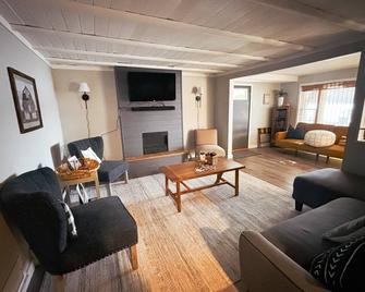 Unwind at the Stunning Fischer's Getaway Lakefront Cottage! - Gobles - Living room