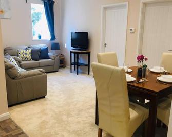 Private 1st Floor Apartment - Perfect for Port of Dover, Eurotunnel and Short Stays - Dover - Dining room