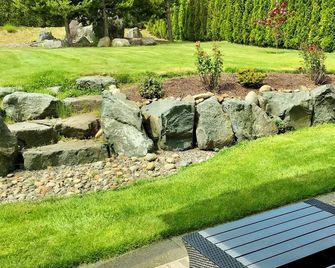 Bright garden level suite - Campbell River - Patio