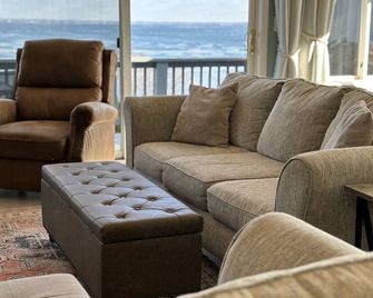 Large 3br 3 Bath Waterfront Gem Spectacular Views. Relax And Enjoy In Comfort. - Houghton Lake - Wohnzimmer