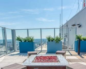 Two 800 Tower Cozysuites With Gym! 21fl - Louisville - Balcony