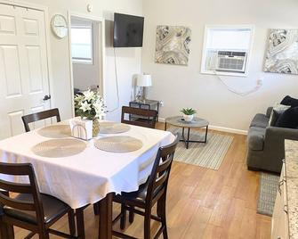 Cozy/ Entire 2 Beds & 1 Bath Apartment. Private Entry.15 min from Airport - North Charleston - Dining room