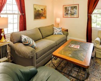 Warren Vacation Rental, Walk to Warren Town Beach - Warren - Wohnzimmer