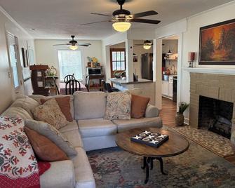 Emerald Isle, Atlantic Beach and more. Cottage convenient to beaches. Waterview - Newport - Sala de estar