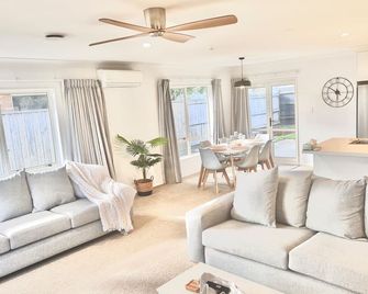 Home In On Family - 400m from Papamoa Beach - Papamoa - Wohnzimmer