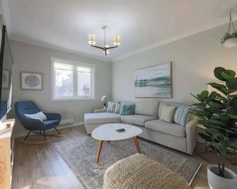 Casa Queen East - Modern 2BR Suite in Leslieville - โตรอนโต - ห้องนั่งเล่น