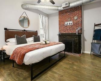 Hostwise Stays King & Queen Beds Free Parking Patio Walkable! - Pittsburgh - Habitación