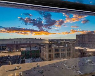 1BR Loft w/ Sauna & Walk to Theater & Campus - Cleveland - Balcony