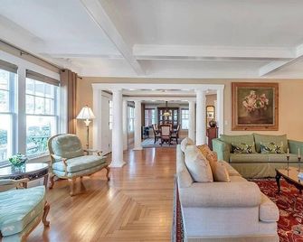 Elm Room Bay at ONE Inn, steps to Downtown St. Pete: Ideal for all guests - St. Petersburg - Salon
