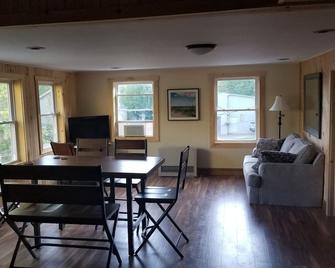 Year-round garage apartment on Lake Wassookeag with full amenities. - Dexter - Comedor