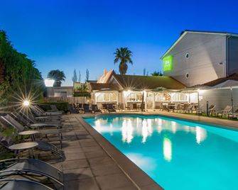 ibis Styles Aubagne Gemenos - Gémenos - Pool